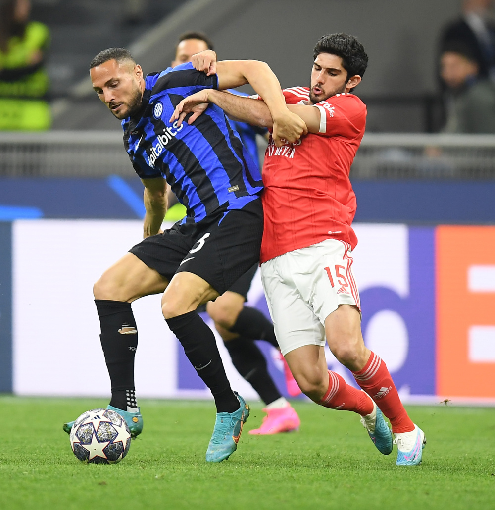 英超-阿森纳2-1补时绝杀狼队，萨卡两度造乌龙（英超｜阿森纳补时2-1绝杀狼队，萨卡两度逼出乌龙球）