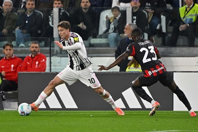 利桑德罗有望火线复出，或进入曼联对阵埃弗顿名单（利桑德罗有望提前回归，或入选曼联战埃弗顿大名单）