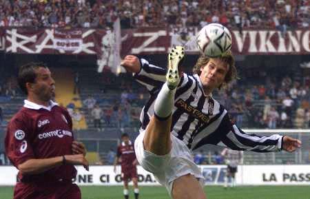 西媒：拉菲尼亚成巴萨非卖品，本赛季欲率队夺欧冠+世界杯（西媒称巴萨将拉菲尼亚列为非卖品，今季盼其带队冲击欧冠与世界杯）