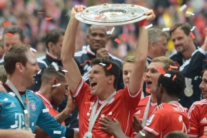 姆巴佩助攻卡马文加进球后，两人复刻昨日训练中的庆祝动作（卡马文加获姆巴佩妙传破门，两人赛场重现昨训庆祝动作）