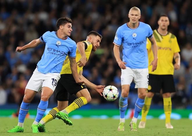 北京时间12月8日00：30，德甲联赛第13轮将上演一场关键对决，排名第三的多特蒙德坐镇主场信号伊杜纳公园球场，迎战状态火热的霍芬海姆。