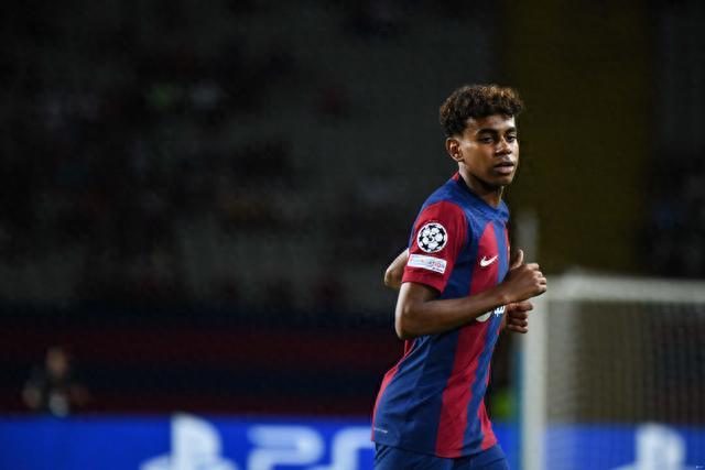 水晶宫与斯特拉斯堡赛前，维埃拉现身法国酒吧和球迷一起观战