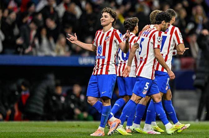 浙江男篮以55-54战胜深圳男篮，约翰逊和兰道夫贡献关键得分，浙江内线优势明显，深圳末节发力缩小分差，但最终惜败。