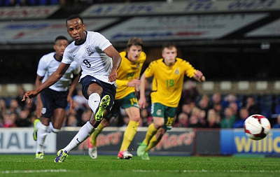 西媒：因欠薪等问题，近50名建筑工人在诺坎普球场外抗议（西媒称：约50名建筑工人因拖欠工资等问题在诺坎普外示威）