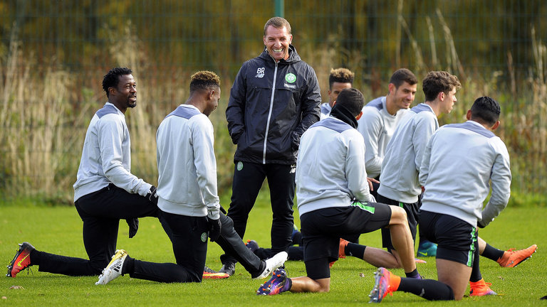 库里赛前训练身穿哈登10代球鞋